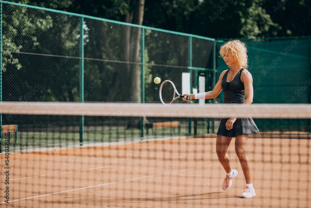 Female tennis player at the tennis court