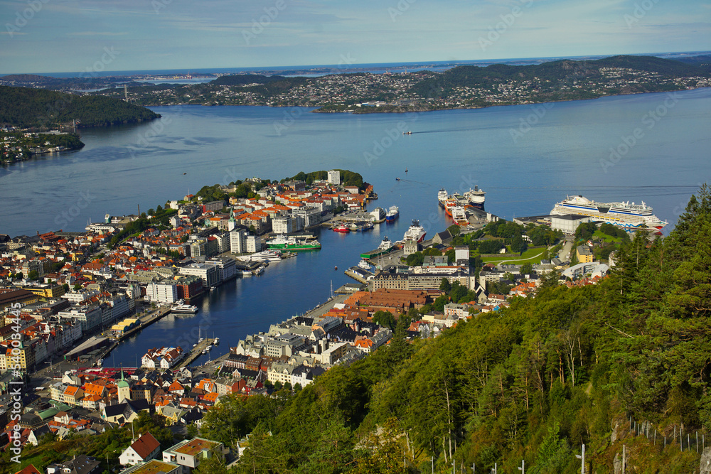Panoramablick vom Bergplateau des Fløyen auf die Stadt Bergen mit Ihrem Hafen und den Schiffen