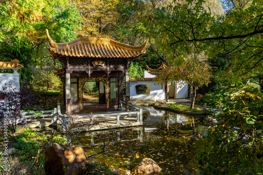 Chinesischer Garten im Westpark München mit Pagode, Pavillon im Hebst