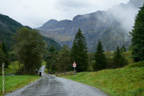 Das Felbertal in den Alpen mit der Straße zum Hintersee und hohen Bergen im Hintergrund nach einem Regentag