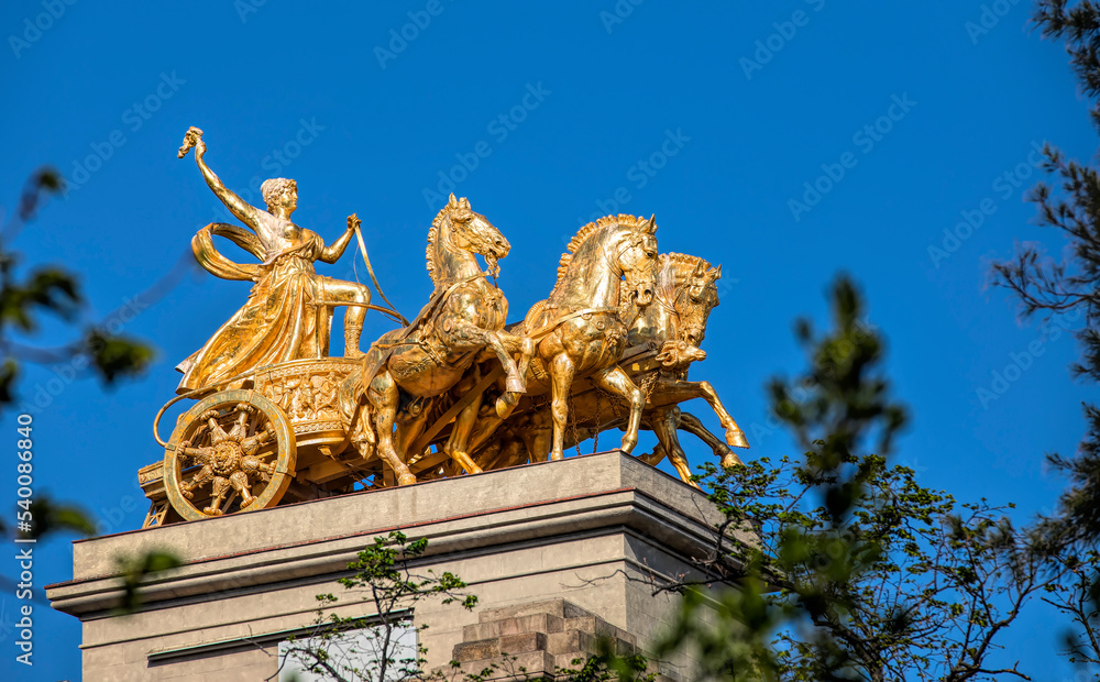 Obraz premium Sculpture on top of the Parc de la Ciutadella Fountain in Barcelona, Spain
