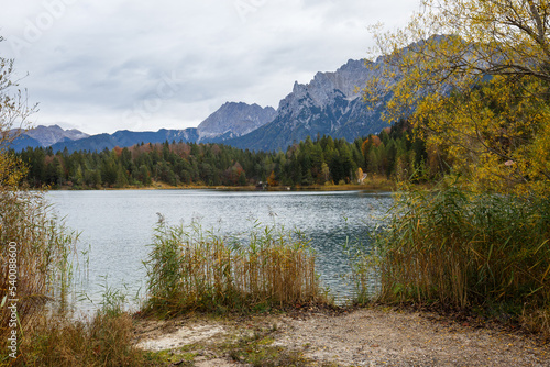 Lautersee mit Karwendelgebirge bei Mittenwald in Oberbayern