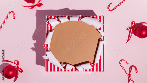 Slika na platnu Hole in christmas gift box, empty space for advertising text in torn paper, back