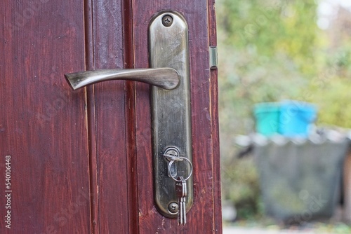 Quadro em tela new shiny iron doorknob with mortise lock and a bunch of keys in the borehole on