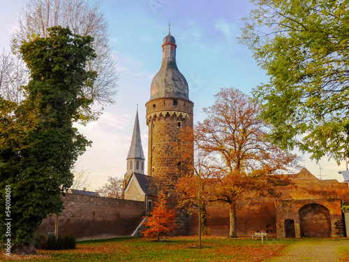 Herbstliches Herbstbild des Wachturms der historischen Altstadt der Zollfeste Zons am Rhein in Nord-Rhein-Westfalen . Zons bei Dormagen im Kreis Neuss im Herbst . Rote Blätter , sandige Herbst Farben 