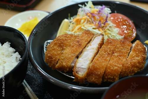 社員食堂のトンカツ定食