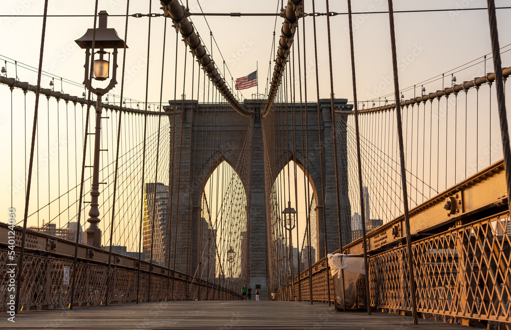 Obraz premium View of the arch of the Brooklyn Bridge early in the morning