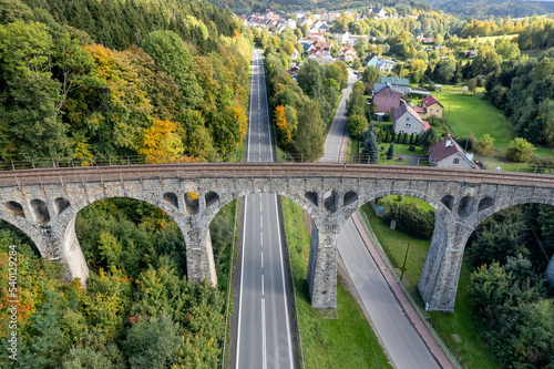Kamienny wiadukt kolejowy w Lewinie Kłodzkim. 