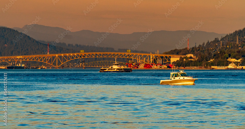 Obraz premium Panorama of Vancouver harbor at golden hour with ships and bridge