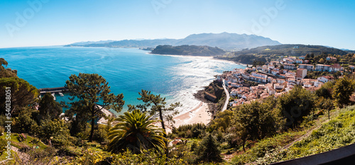 Vista panorámica de mar y montaña, Lastres, Asturias, España