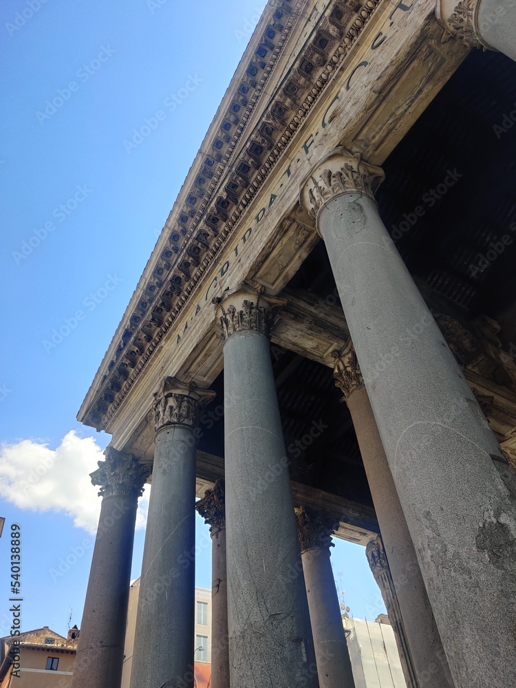 Columnas del panteon romano en roma. Día de verano