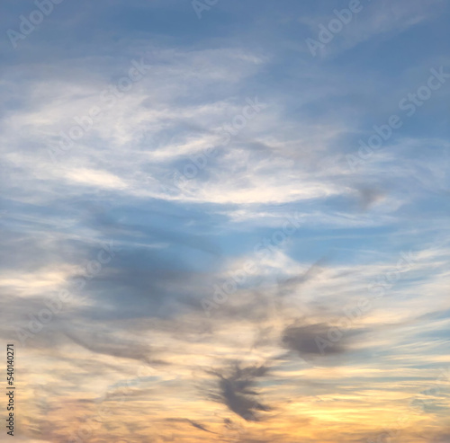 Fototapeta Naklejka Na Ścianę i Meble -  illustration d'un ciel avec des nuages gris et le coucher du soleil 