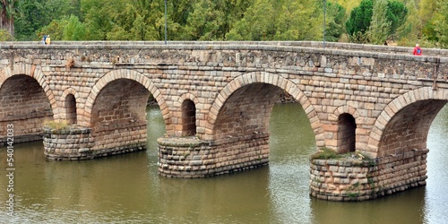 Puente romano sobre el río Guadiana, en la ciudad española de Mérida, Extremadura photo
