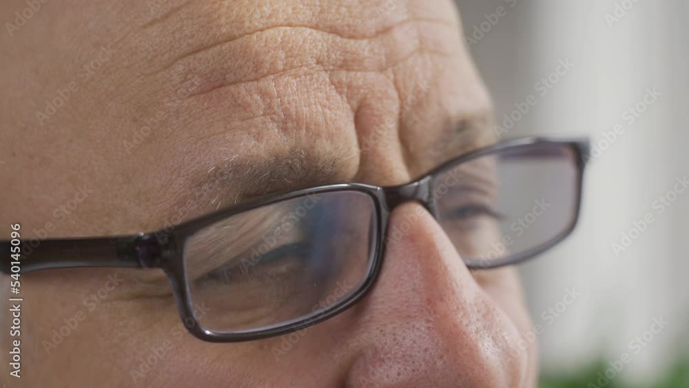 Old man portrait.
Old man in close-up.
Old man portrait.
Old man in close-up.