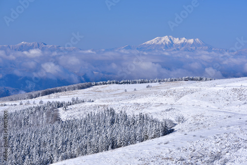 蓼科から望む冬の御岳