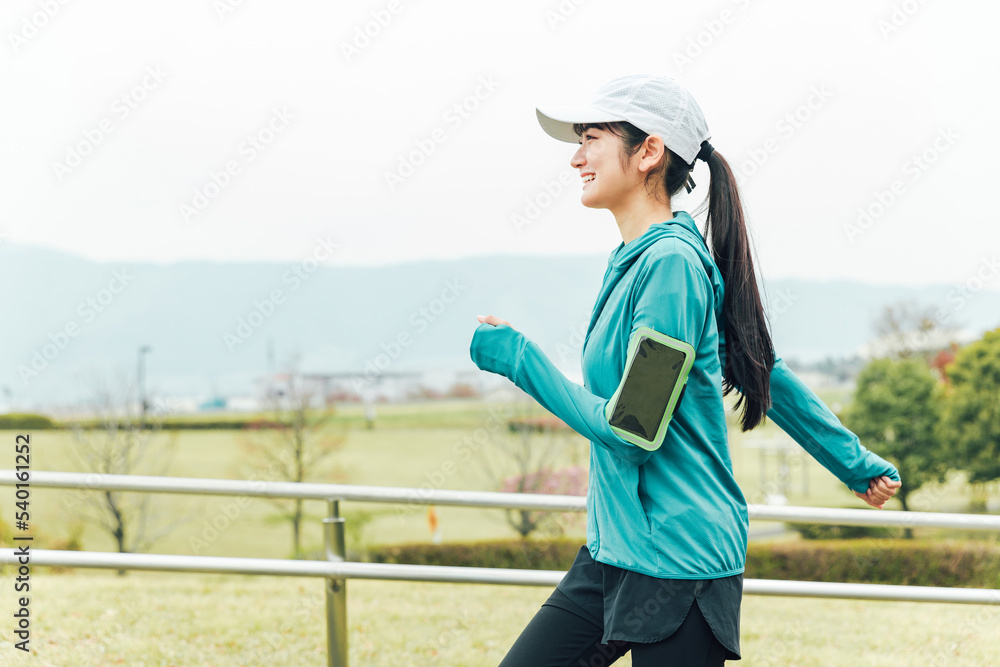 ダイエットのためウォーキング・運動中にスマホでフィットネスアプリを使うスポーツウェアのアジア人女性
ダイエットのためウォーキング・運動中にスマホでフィットネスアプリを使うスポーツウェアのアジア人女性
