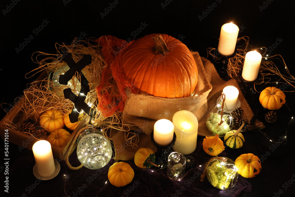 ハロウィンの飾り付け　キャンドルの光に灯されたお化けカボチャやジャックオーランタン　ハロウィーンのイメージ