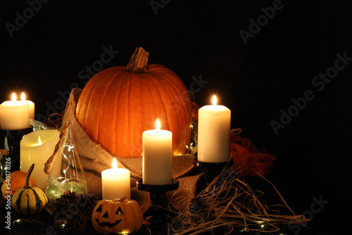 ハロウィンの飾り付け キャンドルの光に灯されたお化けカボチャやジャックオーランタン ハロウィーンのイメージ