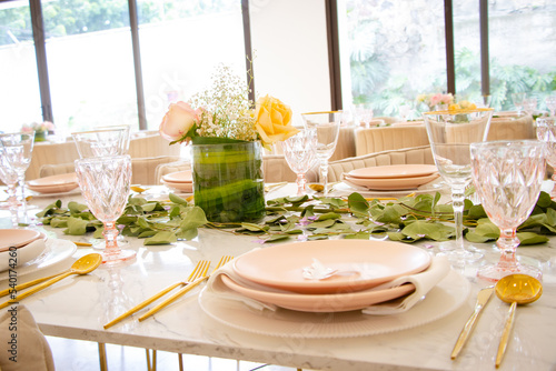 Decoración de mesa para comer con tonos rosados y verdes