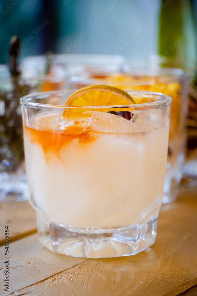 Cocktail en vaso de cristal con bebida alcohólica Cocktail en vaso de cristal con bebida alcohólica