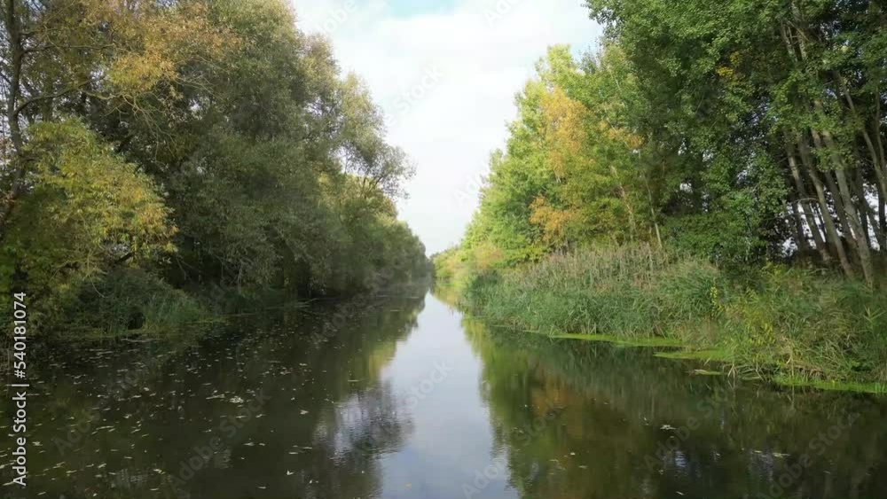 Flug über einen kleinen Fluss im Herbst Flug über einen kleinen Fluss im Herbst
