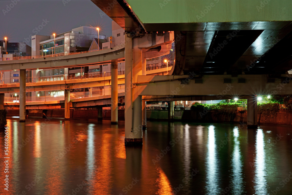 鎧橋から見た首都高江戸橋ジャンクションの立体交差 StockFoto Adobe Stock