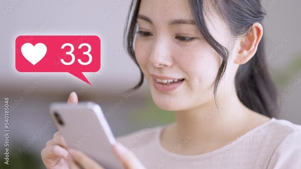 スマートフォンを操作をする若い女性