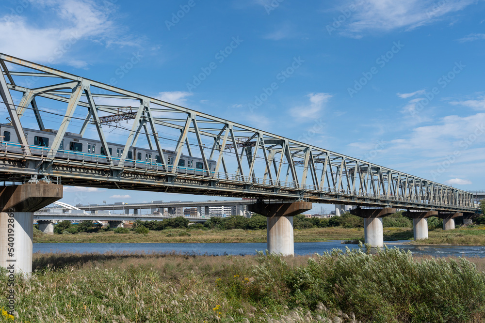 相模川に架かる鉄道橋の風景