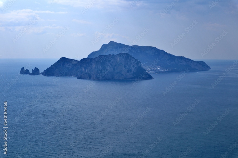 Massa Lubrense - Isola di Capri dal sentiero sul Monte Costanzo Massa Lubrense - Isola di Capri dal sentiero sul Monte Costanzo