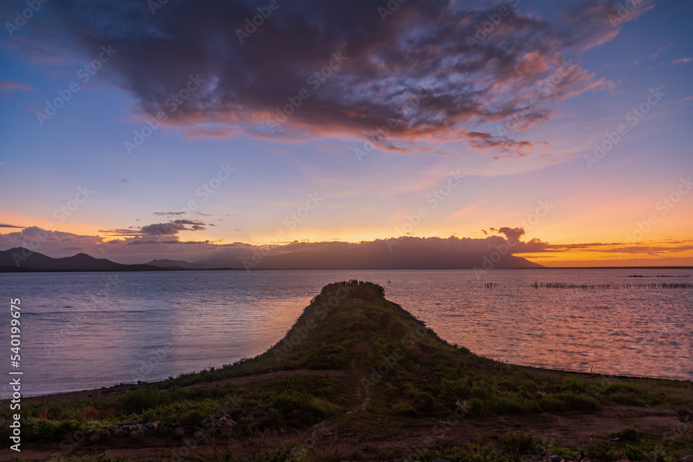 Obraz premium sunrise over lake