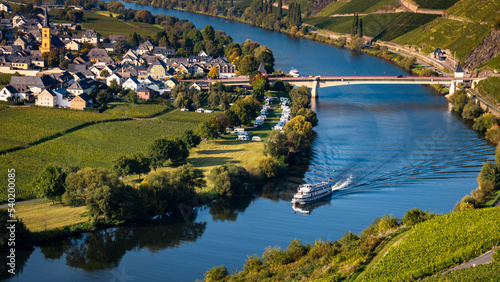 Bateau de croisière dans la vallée de la Moselle