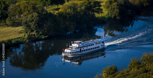 Bateau de croisière dans la vallée de la Moselle photo