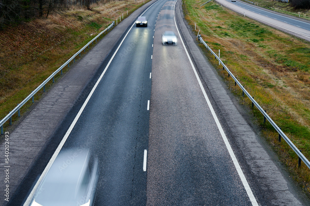 Obraz premium traffic on highway in autumn