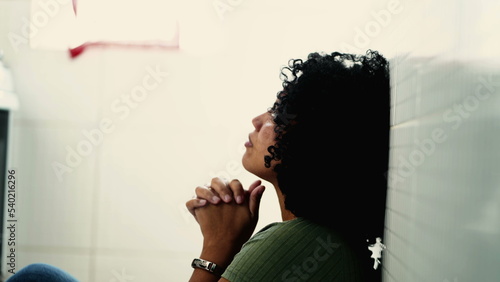 Foto Faithful hispanic young woman praying to God during difficult times