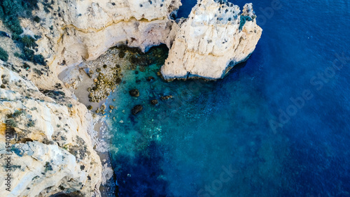 Impresionante cala con agua cristalina rodeada de cuevas y montañas en el Algarve. photo