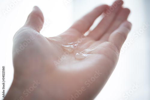 手のひらにおいた化粧水（乳液ジェル）のテクスチャ photo
