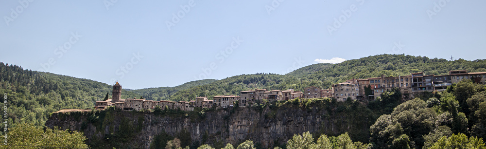 Castellfollit de la Roca, magnifique village catalan sur son éperon rocheux, magnificent Catalan village on its rocky outcrop
