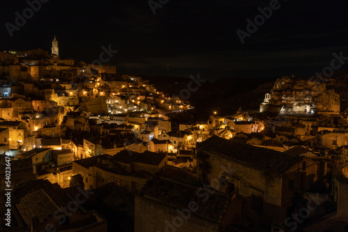 Nachtaufnahme der Stadt Matera in Basilikata, Italien