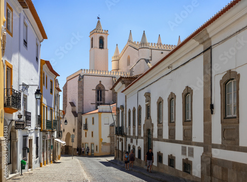 Portugal, August 2022: Traditional street with typical white buildings in Évora, Algarve, Portugal © Alba