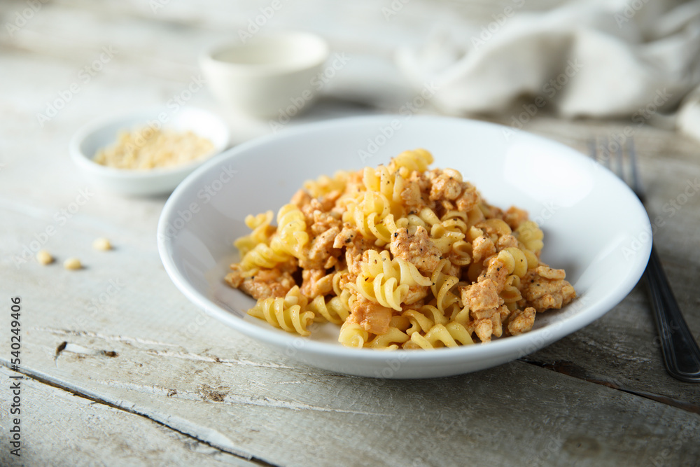 Pasta with chicken and pine nuts