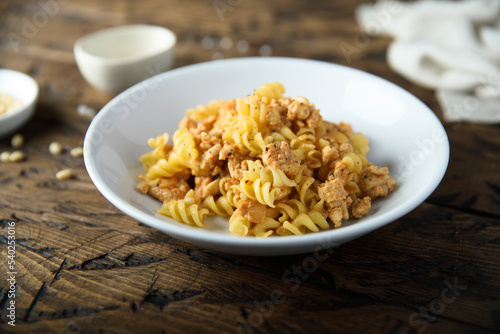 Pasta with chicken and pine nuts