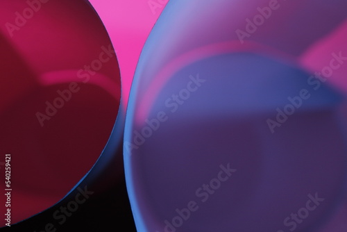 Curvas concèntricas de papel de oficina con luz de color de superficie, con diseño de borde en degradè y difuminado, forma un original diseño abstracto para fondos