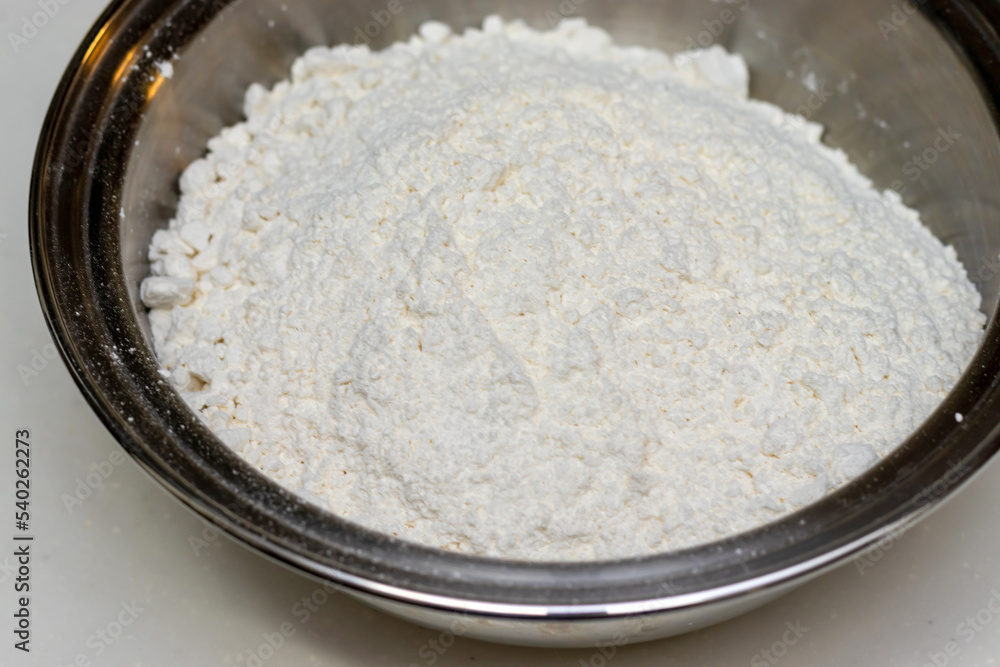 金属のボウルの中の白い小麦粉