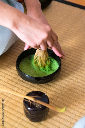 Schilderij op canvas Japanese woman, tea master, Sen Rikyu whisking matcha tea in chawan tea bowl