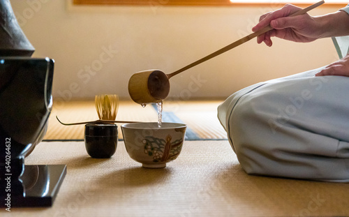 Foto Side view of Japanese woman, tea master, Sen Rikyu, hands using a Hishaku bamboo