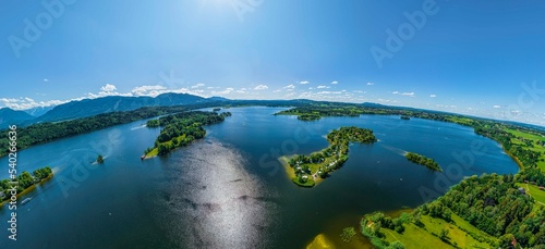 Idyllische See-Landschaft am oberbayerischen Staffelsee nahe Murnau photo