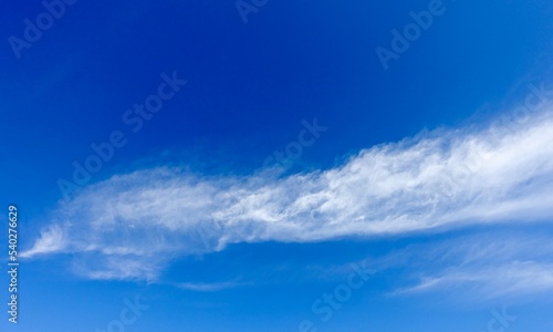 風に流れるすじ雲 空の背景