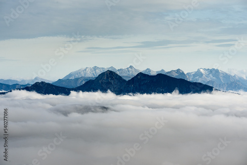 Blick vom Hochfelln auf Wolken und Berge mit Sonntagshorn und Lofer, bei Sonnenschein