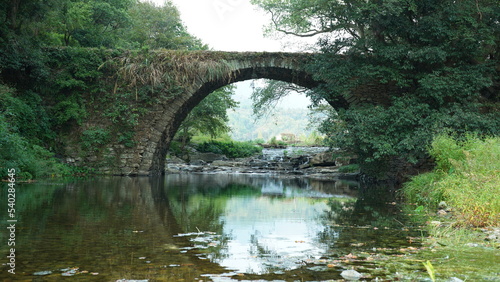 Foto The old arched stone bridge view located in the countryside of the China