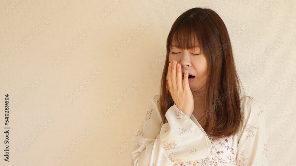 あくびをする女性 あくびをする女性
